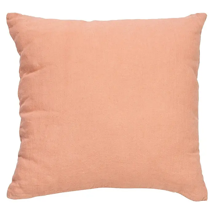 Kissen Leni - Muted Clay, 45 x 45 cm, 100 % Leinen - Ein pfirsichfarbenes quadratisches Kissen mit einer leicht strukturierten Oberfläche, ideal für Sofa oder Bett.