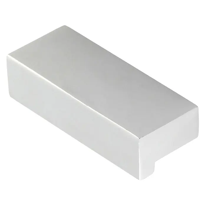 Möbelgriff - Typ Möbelgriff: Stange, Aluminium, Vernickelt, Länge: 44 mm - Ein Detailbild einer modernen, silberfarbenen Schubladenknopfleiste, ideal für Möbel.