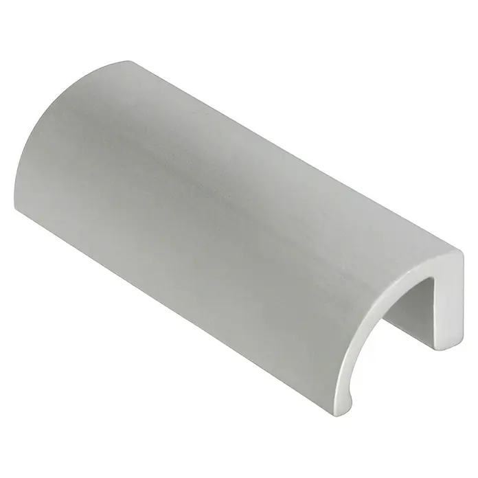 Rei Möbelgriff - Typ Möbelgriff: Muschel, L x B x H: 110 x 30 x 27 mm, Aluminium - Nahaufnahme eines modernen, grauen Duschwandprofils, das eine stilvolle und funktionale Ergänzung für jedes Badezimmer darstellt.