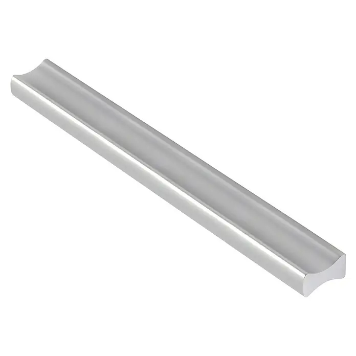Möbelgriff - Typ Möbelgriff: Stange, Vernickelt, 128 mm, Aluminium - Nahaufnahme eines länglichen, silbernen Zierprofils mit einer konkaven Oberfläche, ideal für Innenausstattung und Wandgestaltung.