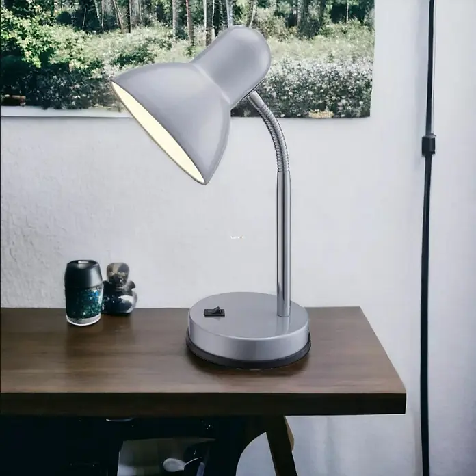 Globo Lámpara de sobremesa Basic - L x An x Al: 21,5 x 21,5 x 35 cm, 40 W, Plateado, E27 - Primer plano de una lámpara de escritorio gris sobre un escritorio de madera oscura.