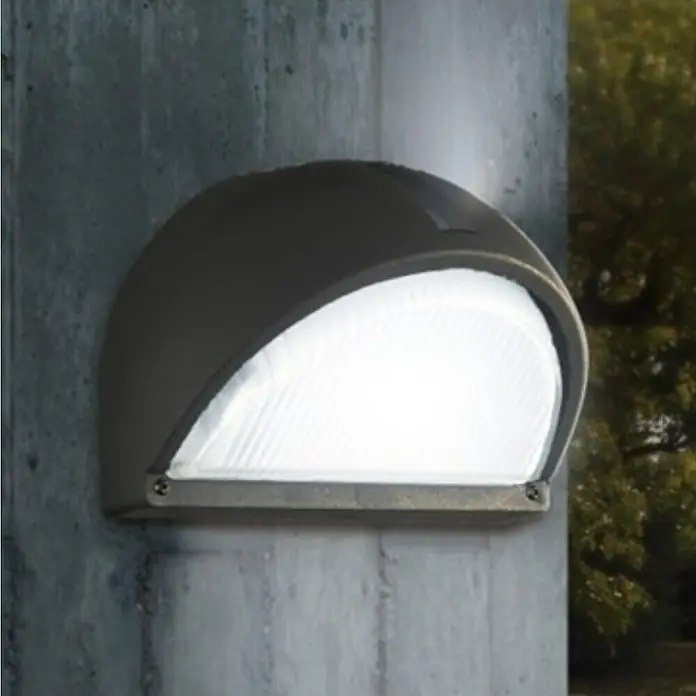 Eglo Aplique exterior Onja - 60 W, 15 x 22 x 15 cm, Negro, IP44 - Primer plano de una lámpara de pared exterior semicircular con una cubierta blanca y estriada, montada en una pared de hormigón.