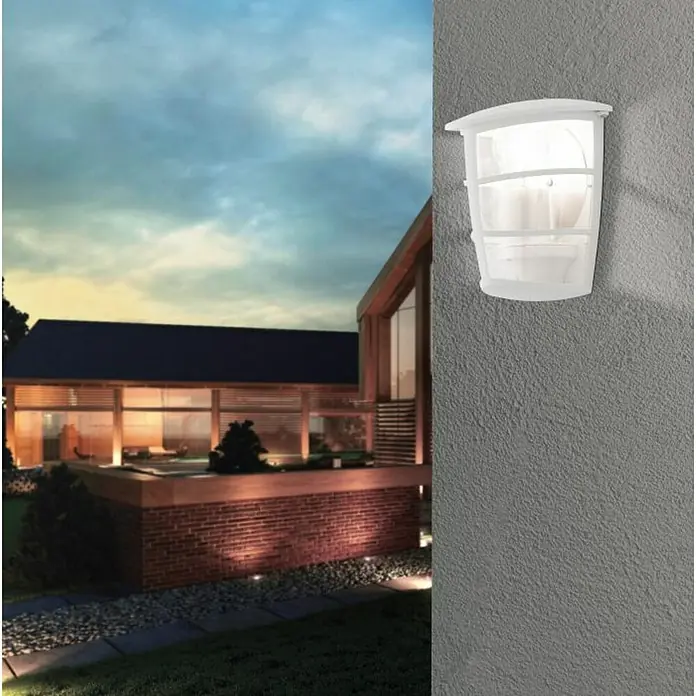Eglo Aloria Aplique exterior - 60 W, 12 x 18 x 20 cm, Blanco, IP44, Pared - Primer plano de una lámpara de pared exterior blanca moderna montada en una pared gris texturizada, que emite un brillo cálido.