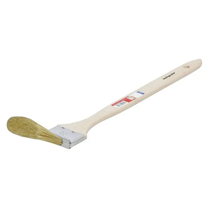 swingcolor Premium Heizkörperpinsel - Breite Borsten: 60 mm, Kunststoffborsten, Naturholz - Ein schräger Heizkörperpinsel von Swingcolor mit hellem Holzgriff und hellen Borsten, ideal zum präzisen Auftragen von Farbe an schwer zugänglichen Stellen.
