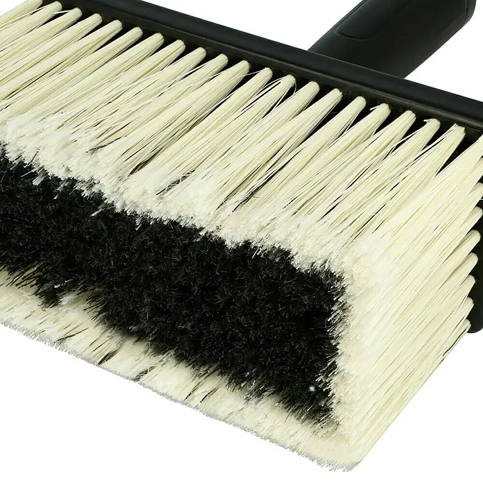 swingcolor Deckenbürste Abwaschdeckenbürste - Maße Kopf: 175 x 75 mm, Eimerhalter, Synthetik - Nahaufnahme einer breiten, zweifarbigen Farbwalze mit schwarzen und weißen Borsten für den professionellen Einsatz.