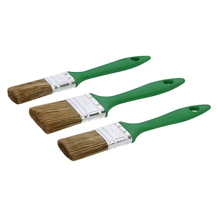 Lasur-Acryl-Pinsel-Set - 3 -tlg. - Nahaufnahme von drei grünen Lackierpinseln mit braunen Borsten und silbernen Zwingen vor schwarzem Hintergrund.