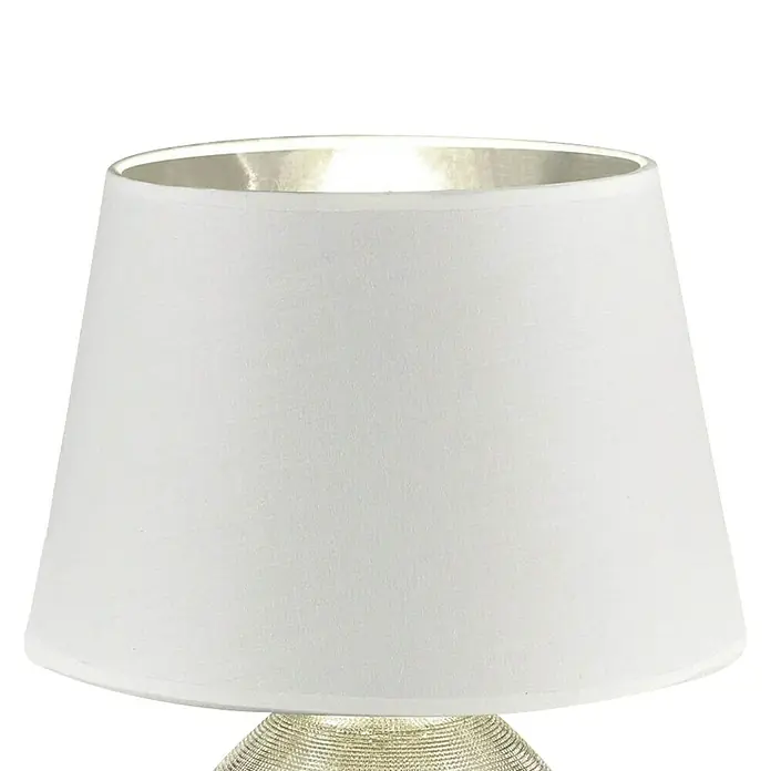Trio Lighting Lámpara de sobremesa redonda Luxor - 60 W, Ø x Al: 24 x 35 cm, Plata, E27 - Primer plano de una elegante pantalla de lámpara, su suave tela blanca y su interior brillante prometen un brillo cálido y acogedor.