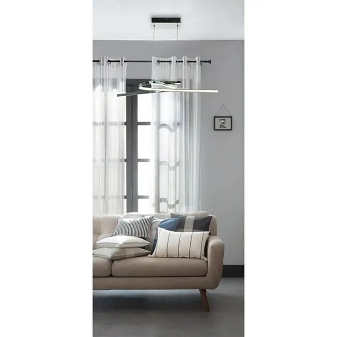 Eglo Lámpara colgante LED Symphonie - 132 W, L x An x Al: 69 x 26 x 120 cm, Cromo, Blanco neutro - Una lámpara colgante lineal moderna sobre un sofá beige con cojines decorativos, que ofrece una solución de iluminación elegante y contemporánea.