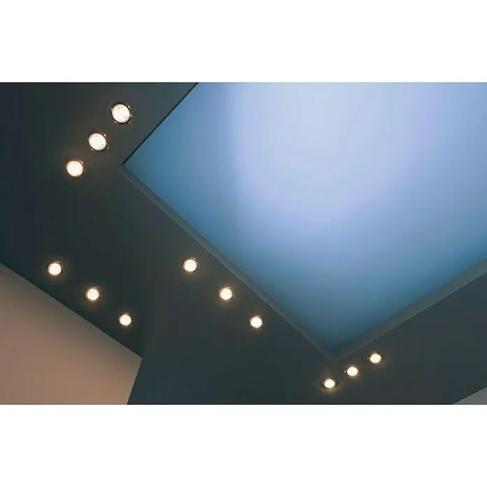 Trio Lighting Set de focos LED empotrables Zagros - 5,5 W, Color de luz: Blanco cálido, Diámetro: 8,5 cm, Blanco, 3 ud. - Elegantes luces de techo con panel de techo azul. Los focos empotrados proporcionan una luz ambiental y un ambiente moderno en la habitación.