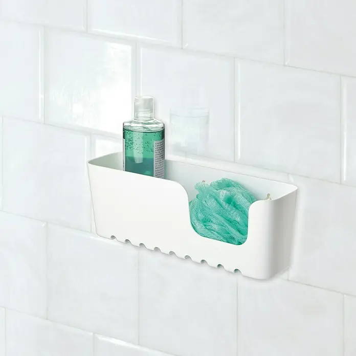 Tatay Standard Cesta de baño - L x An x Al: 8,5 x 30 x 11 cm, Blanco - Un organizador de ducha blanco con champú y una esponja vegetal en una pared de azulejos blancos. Almacenamiento conveniente para artículos de baño.