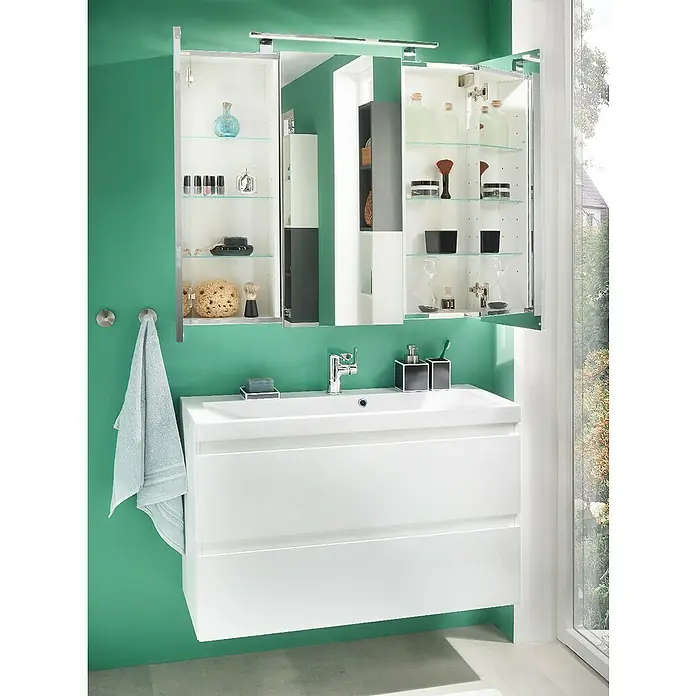 Camargue Espacio LED-Aufsatzleuchte Lisa10 W, Chrom - Modernes Badezimmer-Ensemble mit weißem Waschtischunterschrank, Spiegelschrank und grüner Wand für stilvolle Badgestaltung.