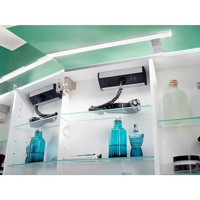 Camargue Espacio LED-Aufsatzleuchte Lisa10 W, Chrom - Innenansicht eines Badezimmerschranks mit Steckdosenleiste und Rasierapparat, neben blauen Flaschen und Pflegeprodukten.