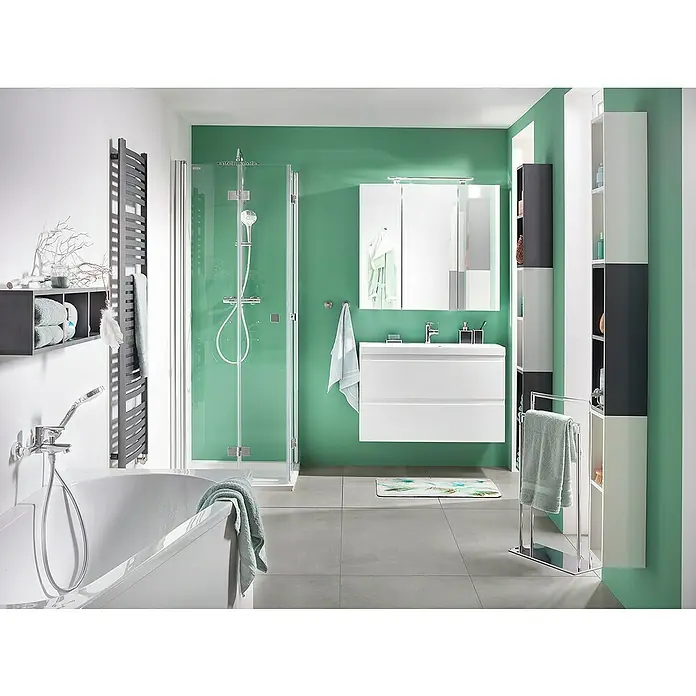 Camargue Espacio LED-Aufsatzleuchte Lisa10 W, Chrom - Ein modernes Badezimmer in Weiß und Grün mit Badewanne, Dusche und Waschbecken. Die klaren Linien und das minimalistische Design schaffen eine entspannende Atmosphäre.