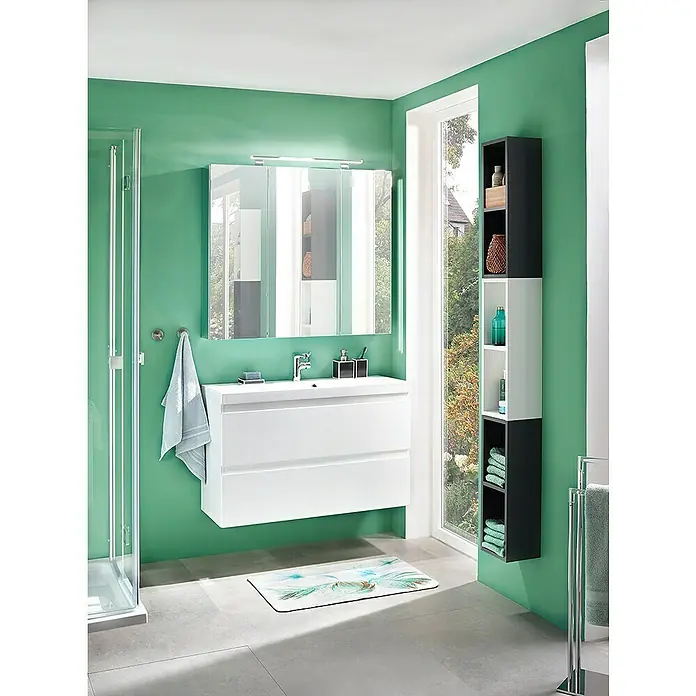 Camargue Espacio LED-Aufsatzleuchte Lisa10 W, Chrom - Ein Badezimmer mit einem weißen Waschtisch mit Unterschrank, einem Spiegelschrank und einem Regal in Schwarz und Weiß.