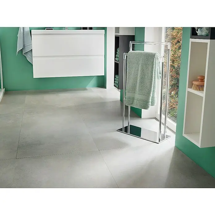 Camargue Ilayda Handtuchständer - Höhe: 81 cm, Chrom - Elegantes Badezimmer mit freistehendem Handtuchhalter aus Chrom und hellgrünen Handtüchern für ein modernes Ambiente.