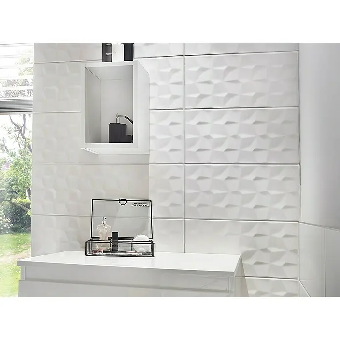 Camargue Espacio Modulregal - 20 x 17 x 30 cm, Weiß - Nahaufnahme einer weißen Badezimmer-Waschtischplatte mit dekorativen Accessoires vor einer strukturierten Wandfliese.