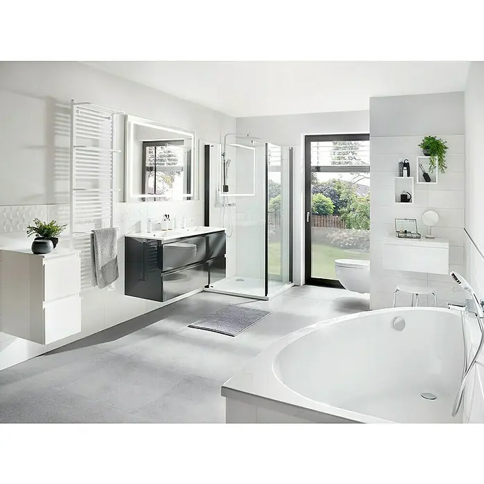 Camargue Espacio Unterschrank - 60 x 46 x 30 cm, Gama weiß glänzend - Helles Badezimmer mit Badewanne, Dusche, Waschtisch und Fenster mit Blick in den Garten, das für eine entspannende Atmosphäre sorgt.