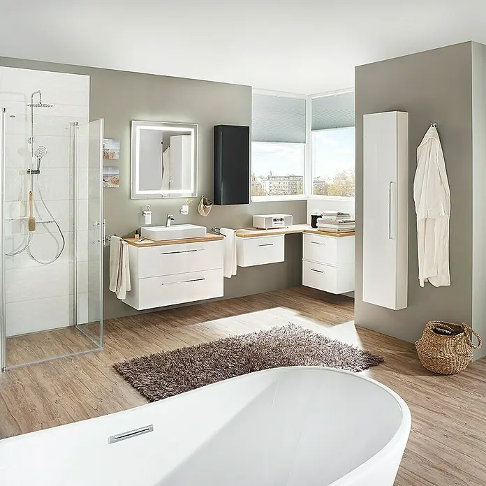 Camargue Espacio Waschtischplatte - 100 x 46 x 3,2 cm, Doce - Modernes Badezimmer mit Badewanne, Waschtisch, Spiegelschrank und Dusche. Das Design ist minimalistisch und stilvoll.