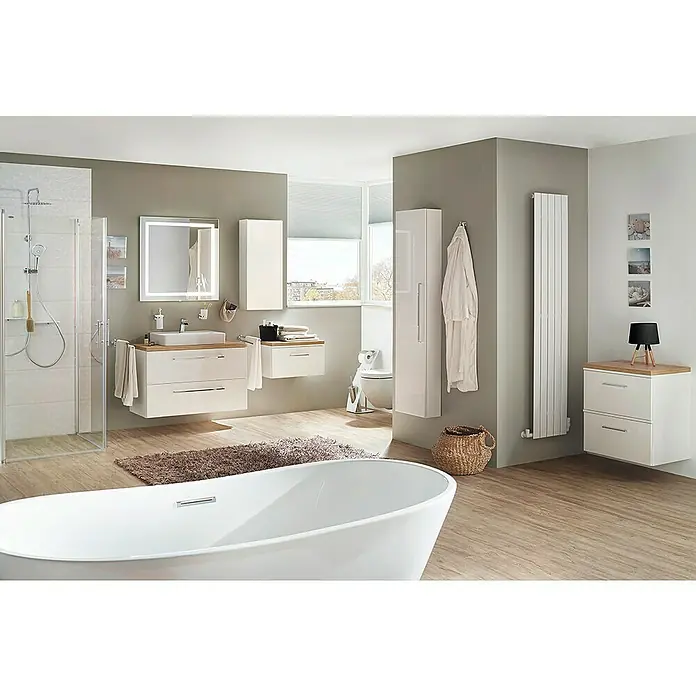 Camargue Espacio Hochschrank40 x 17 x 170 cm, Farbe Griff: Chrom, Mira - Ein modernes Badezimmer mit einem freistehenden Bad, Waschtisch mit Unterschrank und einem beleuchteten Spiegel für eine stilvolle Atmosphäre.