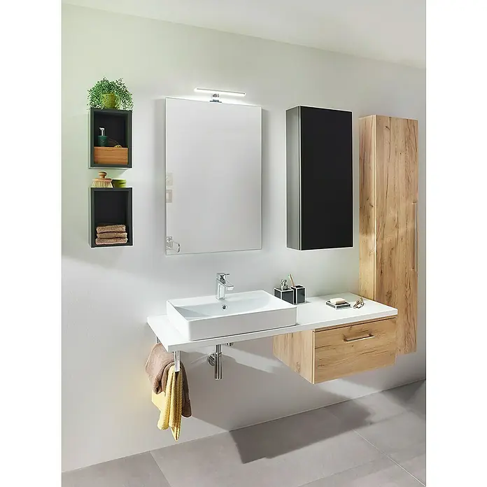 swingcolor Bad- & Küchenfarbe - Weiß, 10 l, Matt - Modernes Badezimmer-Interieur mit Waschbecken, Spiegelschrank, offenem Regal und Holzschrank für stilvolle Badgestaltung.
