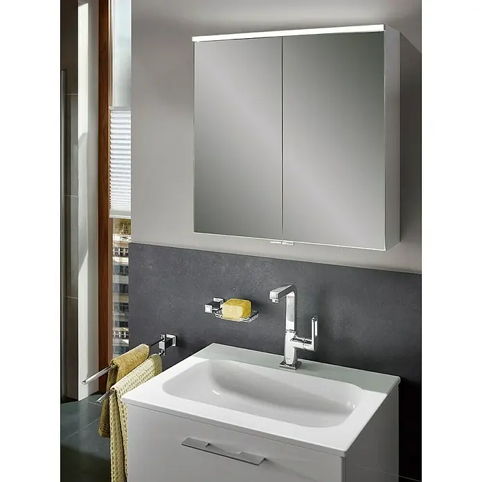 VitrA LED-Spiegelschrank - B x H: 60 x 62 cm, Mit Beleuchtung, Weiß - Elegantes Badezimmer-Interieur mit einem modernen Spiegelschrank über einem Waschbecken und stilvollen Armaturen.