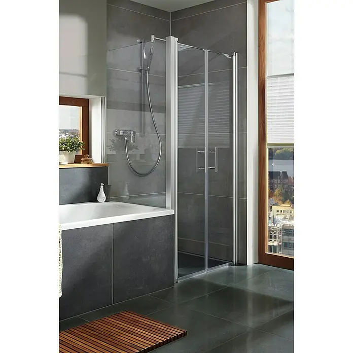 Camargue Vario Eckdusche S32+S37+S39 - 80 x 90 x 195 cm, Beschichtet, Silber, Glasstärke: 6 mm - Das Bild zeigt eine moderne Duschkabine mit grauen Fliesen und einem Holzboden. Die Dusche ist mit einer verstellbaren Duschbrause ausgestattet.