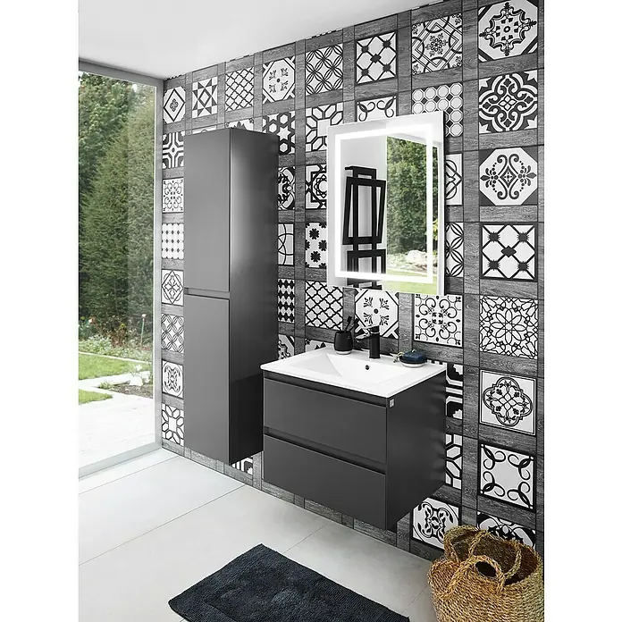 Space Waschtischunterschrank - 60 x 46 x 50 cm, Anthrazit - Elegantes Badezimmer-Interieur mit einem modernen, grauen Waschtischunterschrank und einem passenden Hochschrank vor einer stilvollen, gemusterten Wand.