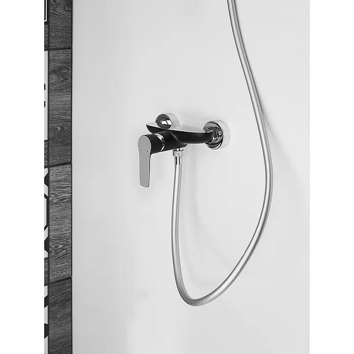 Hansgrohe MySport Brausearmatur - Chrom - Nahaufnahme einer eleganten Duscharmatur mit Schlauch an einer weißen Wand.