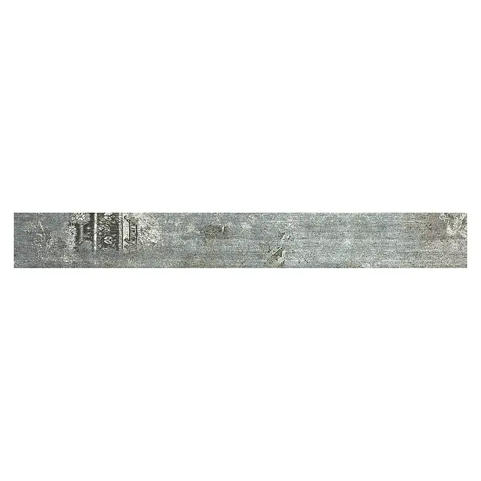 Sockelfliese Bagdad - 7,3 x 60 cm, Grau, Matt - Nahaufnahme eines grauen Metallstücks mit sichtbaren Texturen und subtilen Mustern, ideal für industrielle Hintergründe.