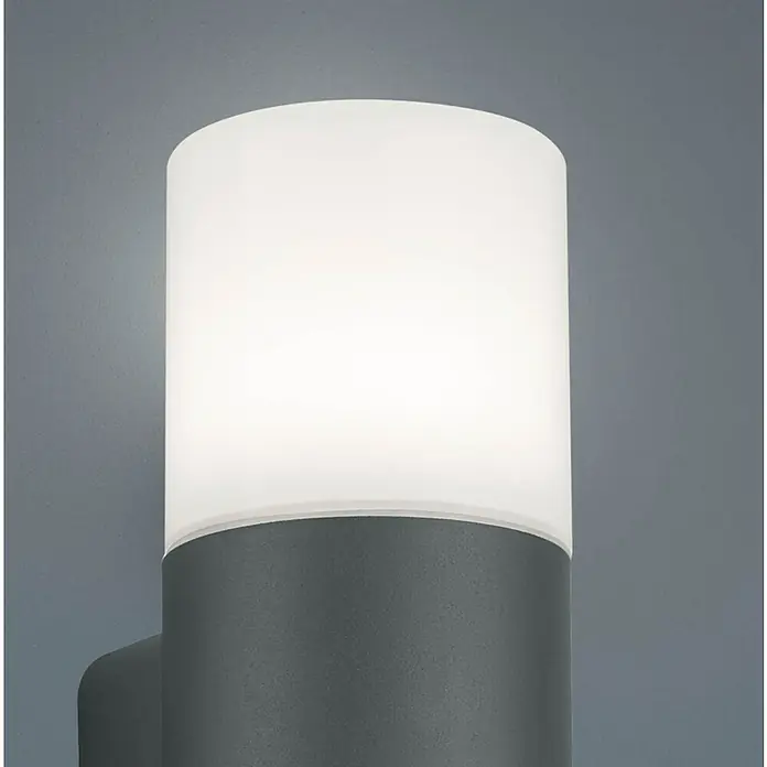 Aplique exterior Hoosic - 28 W, 12 x 8,5 x 17 cm, Antracita/Blanco, IP44 - Primer plano de una lámpara de pared exterior moderna con una pantalla cilíndrica que emite una luz brillante y difusa.