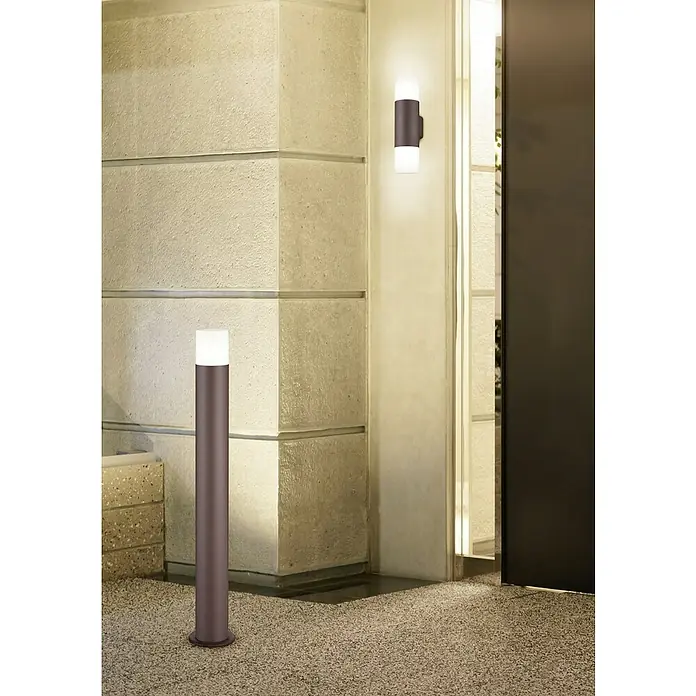 Aplique exterior Hoosic - 56 W, 11,8 x 3 x 33 cm, Marrón, IP44 - Exterior de una iluminación exterior moderna, con aplique de pared y baliza, creando un ambiente acogedor.
