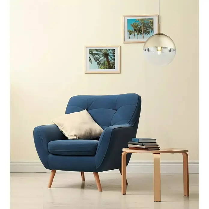 Globo Lámpara colgante redonda Varus - 40 W, Ø x Al: 250 mm x 120 cm, Oro, E27 - La imagen muestra una lámpara colgante moderna con una esfera mitad espejo y mitad esmerilada en un salón acogedor.