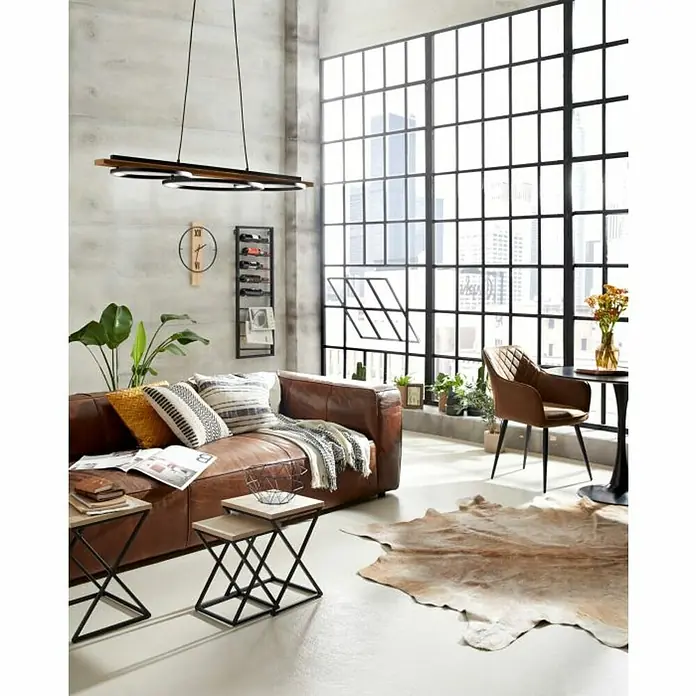 Eglo Boyal Lámpara colgante LED - 40,5 W, L x An x Al: 101 x 40 x 110 cm, Negro/Madera rústica, Blanco cálido - Salón con sofá de cuero marrón, mesas auxiliares, alfombra y lámpara colgante con elementos de madera y metal.