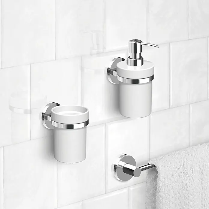 Tatay Soporte de montaje mural - Cromo, Resplandeciente - Un juego de baño con un dispensador de jabón, un portavasos y un toallero, todo con un acabado cromado.