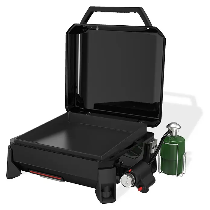 Weber Barbacoa de gas Premium - Superficie de la parrilla (An x Pr): 43 x 41 cm, 3,52 kW, Número de quemadores: 1 ud. - Aquí tienes una parrilla portátil negra con tapa abierta y un tanque de gas verde, perfecta para aventuras de parrilla sobre la marcha.
