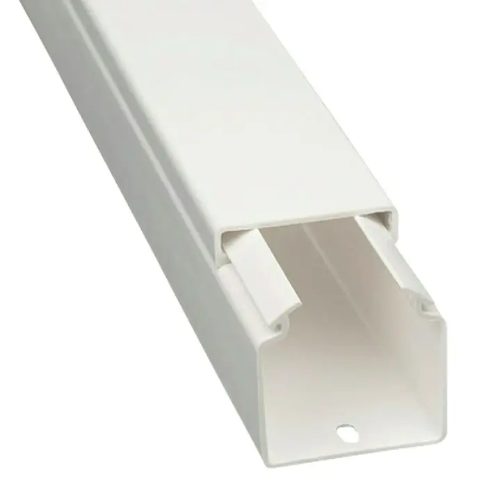 Canaleta mini autoadhesiva - Blanco, 2 m x 10 mm x 10 mm - Imagen de canaleta blanca. La canaleta está hecha de plástico y tiene una forma rectangular con una tapa extraíble.