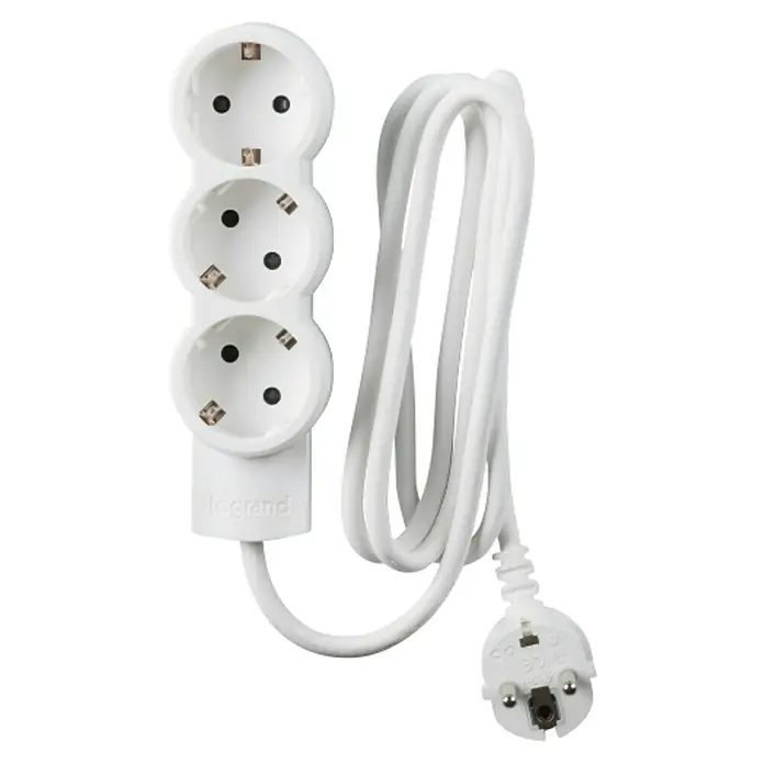 Legrand Base de enchufe múltiple frontal - Número de enchufes Schuko: 3 ud., Blanco, Longitud del cable: 1,5 m - Regleta blanca Legrand con tres enchufes y un cable blanco con enchufe.