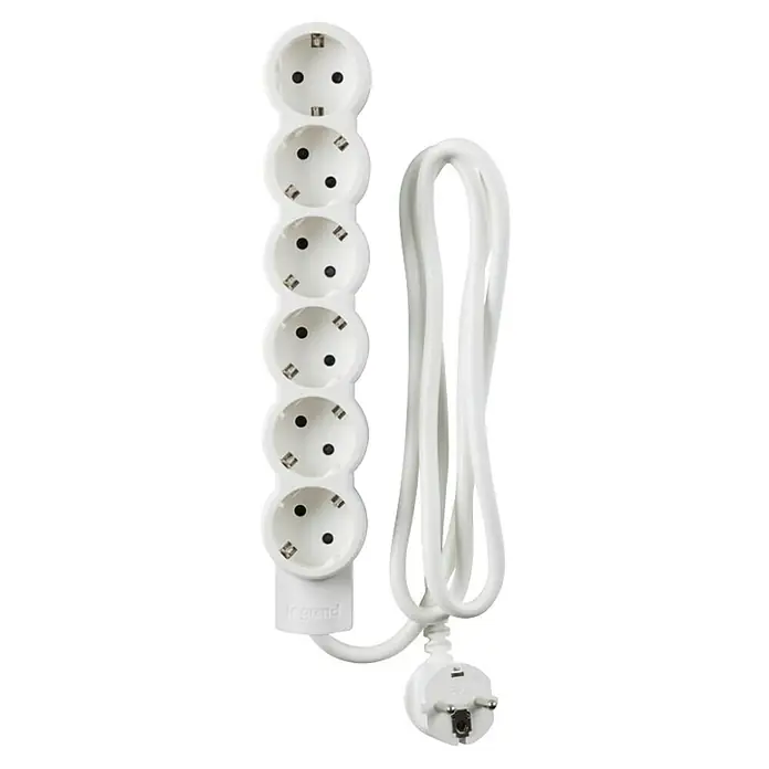 Legrand Base de enchufe múltiple Standard - Blanco - Regleta blanca Legrand con seis enchufes y un cable largo enrollado.