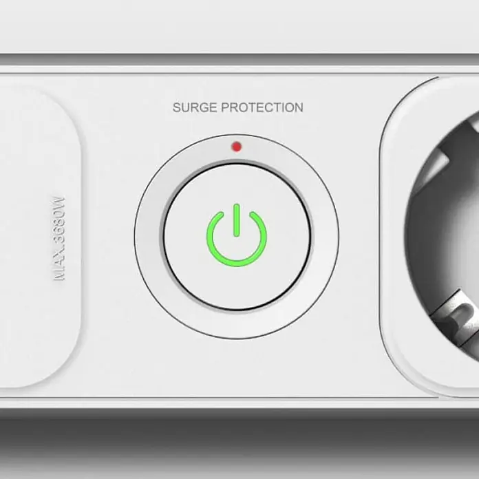 Famatel Base de enchufe múltiple con Interruptor - x 6, 6 ud., Blanco, IP20, Con interruptor - Toma de una regleta con protección contra sobretensiones, que muestra el botón de encendido y un enchufe.