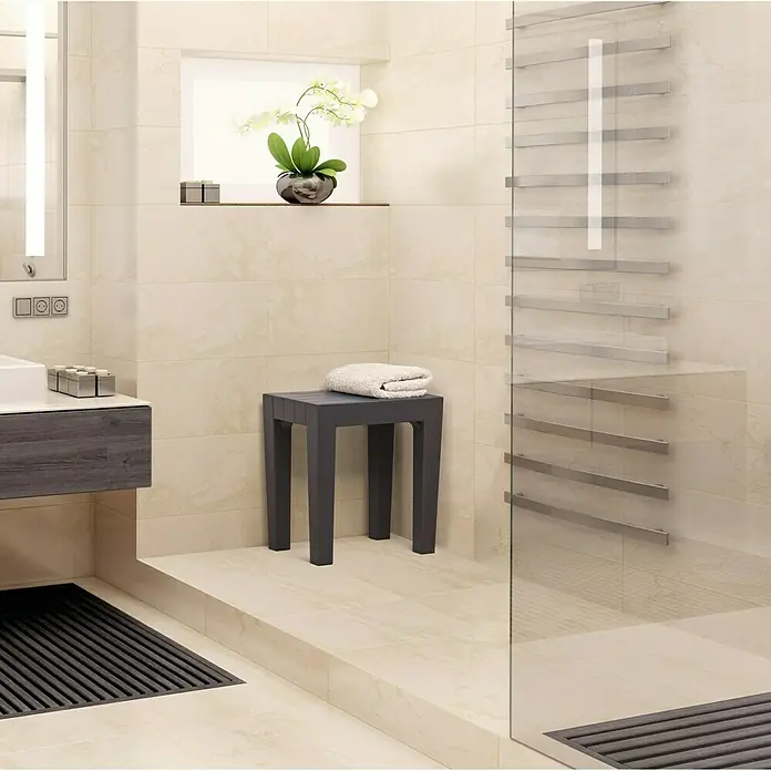 Tatay Taburete para baño Lombok - L x An x Al: 29 x 38 x 415 cm, Plástico, Cuadrado, Marrón - Taburete de baño gris con toalla doblada encima, el accesorio perfecto para tu baño.