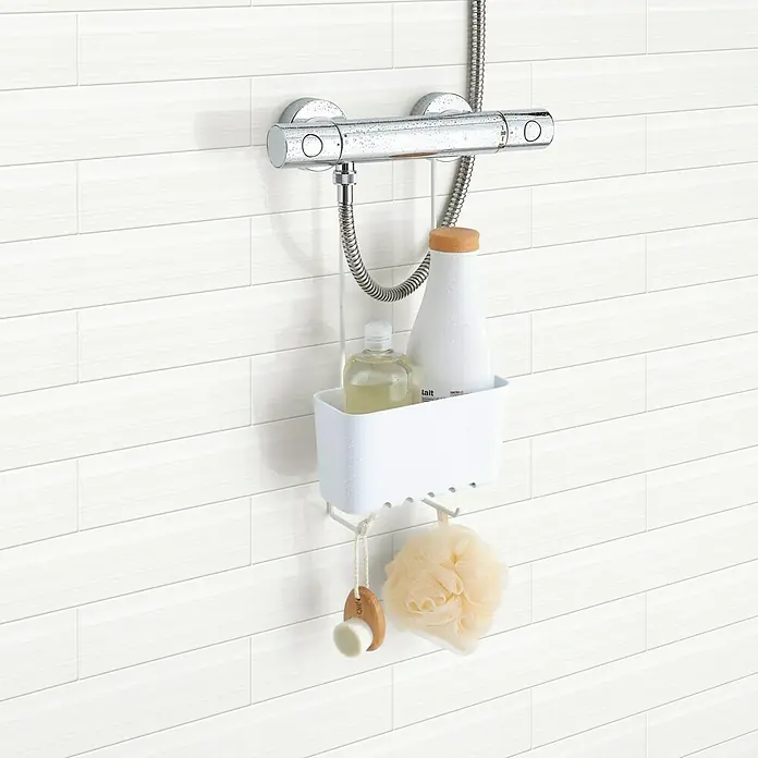 Tatay Standard Cesta de baño colgante - L x An x Al: 20,5 x 41,5 x 11 cm, blanco - Cesta de ducha con champú, gel de ducha y una esponja en una pared de azulejos blancos. La estantería es una solución de almacenamiento práctica.