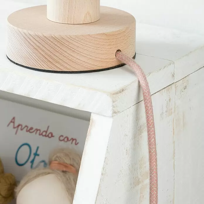 Chacon Cable textil decoratvo - Largo: 3 m, Rosa - Base de lámpara de madera con cable textil rosa saliendo de un agujero, sobre un estante blanco envejecido.