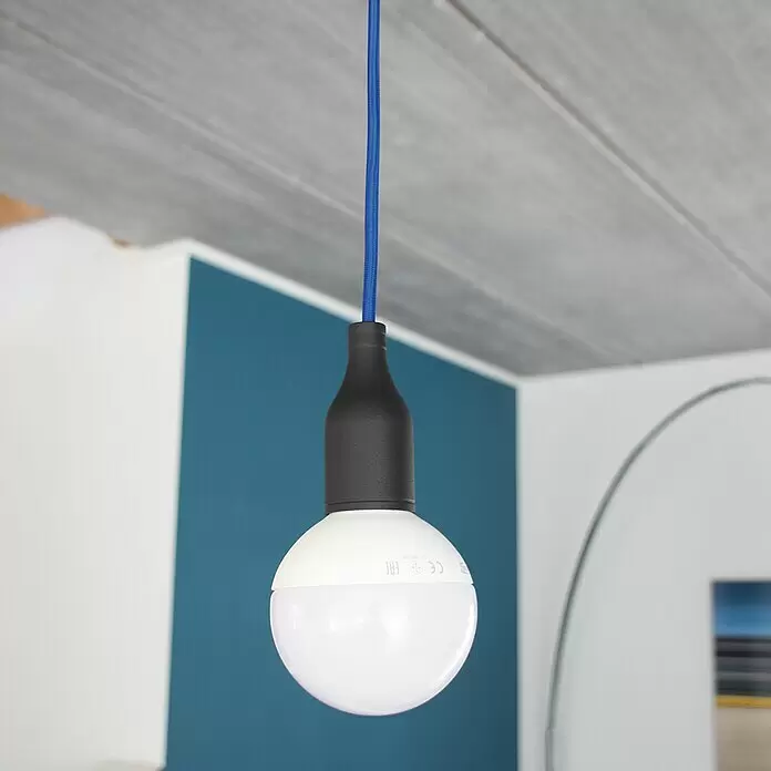 Chacon Cable textil decorativo - Largo: 3 m, Azul - Bombilla LED blanca con casquillo negro y cable trenzado azul colgando del techo.