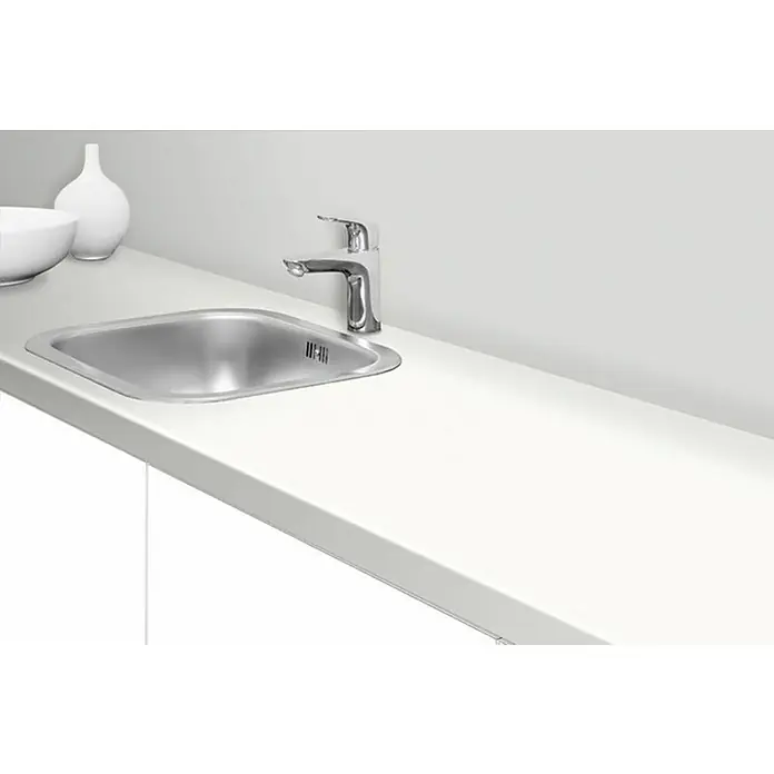 Resopal Canto de PVC - Snow White, 180 x 4,4 cm - Primer plano de un lavabo moderno con grifo, elementos de decoración elegantes y una encimera blanca y limpia.