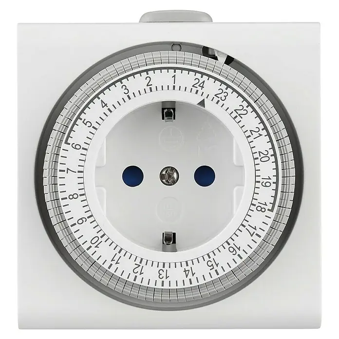 REV Temporizador de día Manual cuadrado - Mecánico, 3.680 W, Tiempos de conexión: 96, Distancia de conmutación mín.: 15 min - Primer plano de un interruptor temporizador blanco con una escala redonda de 1 a 24 horas alrededor de una toma de corriente.