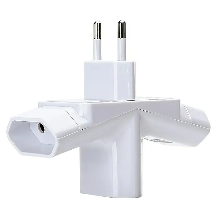 Famatel Bola de enchufes triple - x 3, Blanco, IP20 - Un adaptador blanco multi-enchufe con enchufes Schuko y entrada Europlug, ampliando las opciones de conexión de energía.