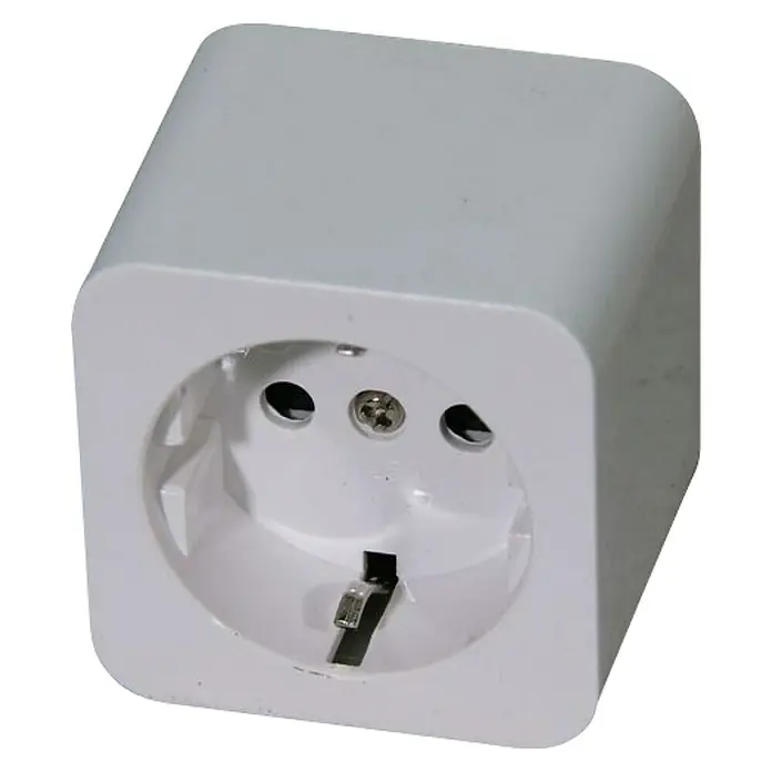 Famatel Enchufe - Marfil, Cerámica, Montaje en la pared - Primer plano de un enchufe blanco diseñado para enchufes europeos, con un hueco redondo y contacto de tierra.
