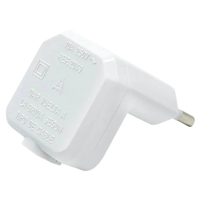 Famatel Clavija de protección angular - 250 V, IP20, Blanco - Primer plano de un euroconector blanco de 2 clavijas, que muestra detalles del producto y marcas claramente visibles en la carcasa del enchufe.