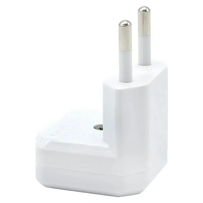 Famatel Clavija de protección angular - 250 V, IP20, Blanco - Primer plano de un enchufe blanco con dos pines redondos, diseñado para tomas de corriente europeas, sobre un fondo negro.