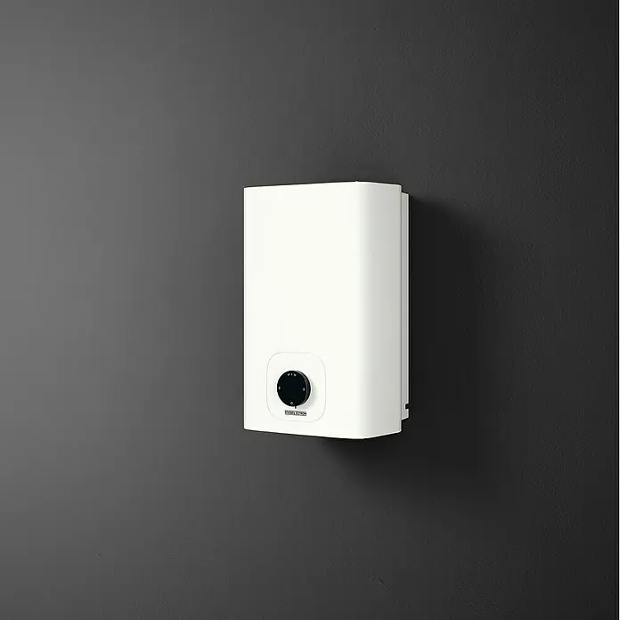 Stiebel Eltron Warmwasserspeicher OFP 5 TREND - 5 l, 2.000 W, Temperaturbereich: 35 °C - 85 °C - Ein kompakter, weißer Stiebel Eltron Warmwasserspeicher hängt an einer dunklen Wand, perfekt für die dezentrale Warmwasserversorgung.